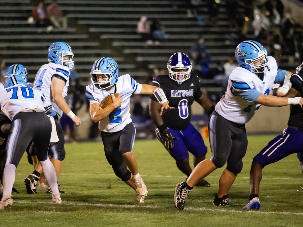 Bennett Filsinger taking a handoff and running up the middle.