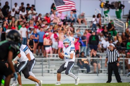 Godwin throwing a pass against Bolivar.