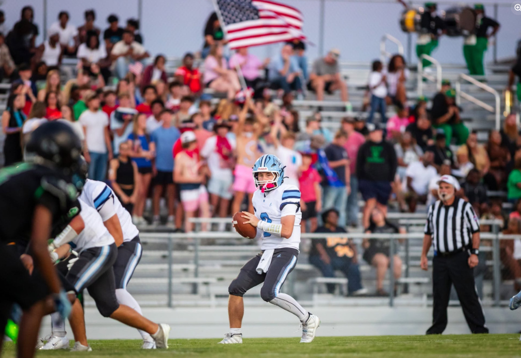 Godwin throwing a pass against Bolivar.